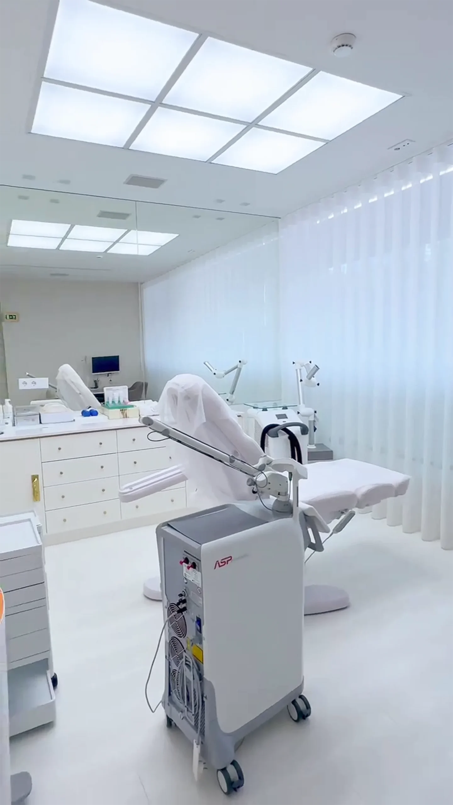 Vista do consultório moderno e equipado da Dias Ferraz Clinic em Aveiro, preparado para tratamentos de harmonização facial e medicina estética.